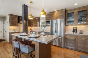 Apartment, 2 Schlafzimmer | Eigene Küche | Kühlschrank, Ofen, Wasserkocher mit Kaffee-/Teezubehör, Toaster