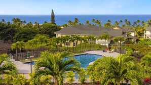 A resort with a swimming pool, palm trees, and a view of the ocean. - Big Island Na Hale O Keauhou C5 2 Bedroom Condo (Kailua-Kona)