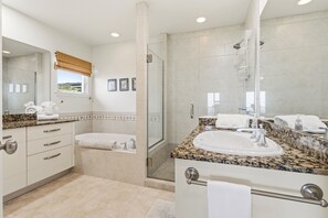 Apartment, 2 Schlafzimmer | Badezimmer | Handtücher, Shampoo