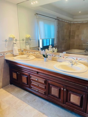 Dortoir Partagé, 1 chambre, fumeur, balcon | Salle de bain