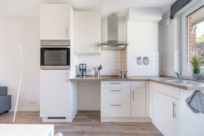 ثلاجة، فرن، موقد طهي مسطح، ماكينة لصنع القهوة/الشاي