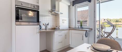 Fridge, oven, stovetop, coffee/tea maker