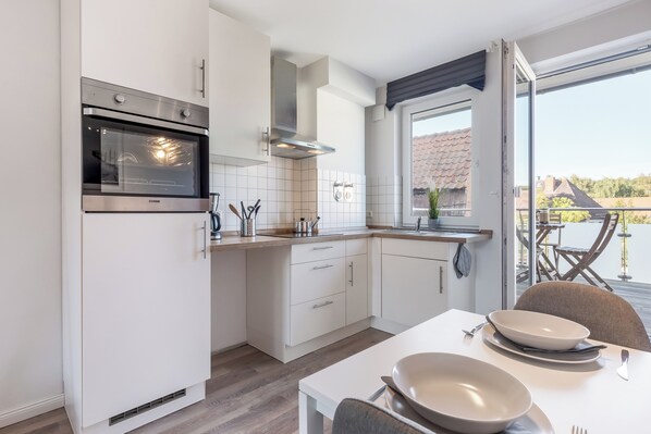 ثلاجة، فرن، موقد طهي مسطح، ماكينة لصنع القهوة/الشاي