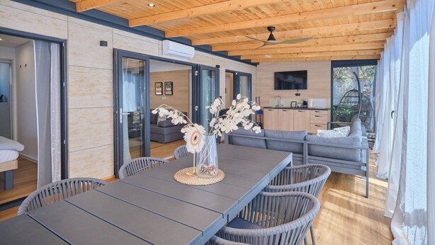 Een modern interieur met een eethoek, een bank en een keuken.