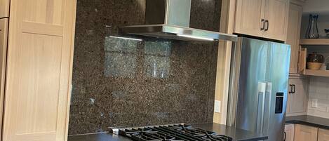 Micro-ondes, four, plaque de cuisson, lave-vaisselle