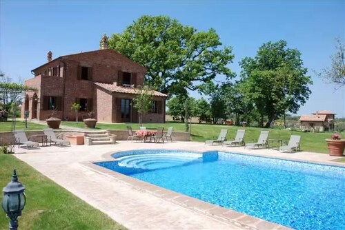 6-bedroom farmhouse in gorgeous Petrignano del Lago with AC