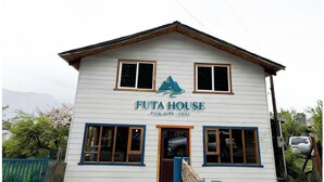 A two-story building named "Futa House" in Puya Laupó, Chile. - Futa House (Futaleufu)