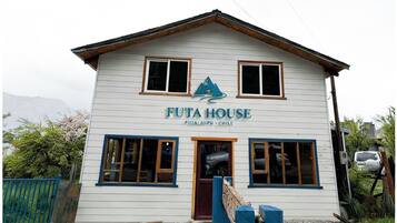 Un edificio de dos pisos llamado "Futa House" en Puya Laupó, Chile.