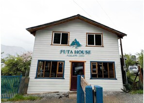 A two-story building named "Futa House" in Puya Laupó, Chile. - Futa House (Futaleufu)