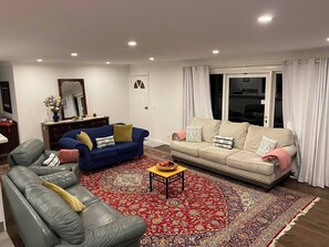 Casa, 4 habitaciones, accesible para personas con discapacidad, balcón | Sala de estar | Libros