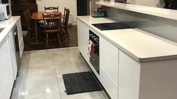 House, 4 Bedrooms, Accessible, Balcony | Interior