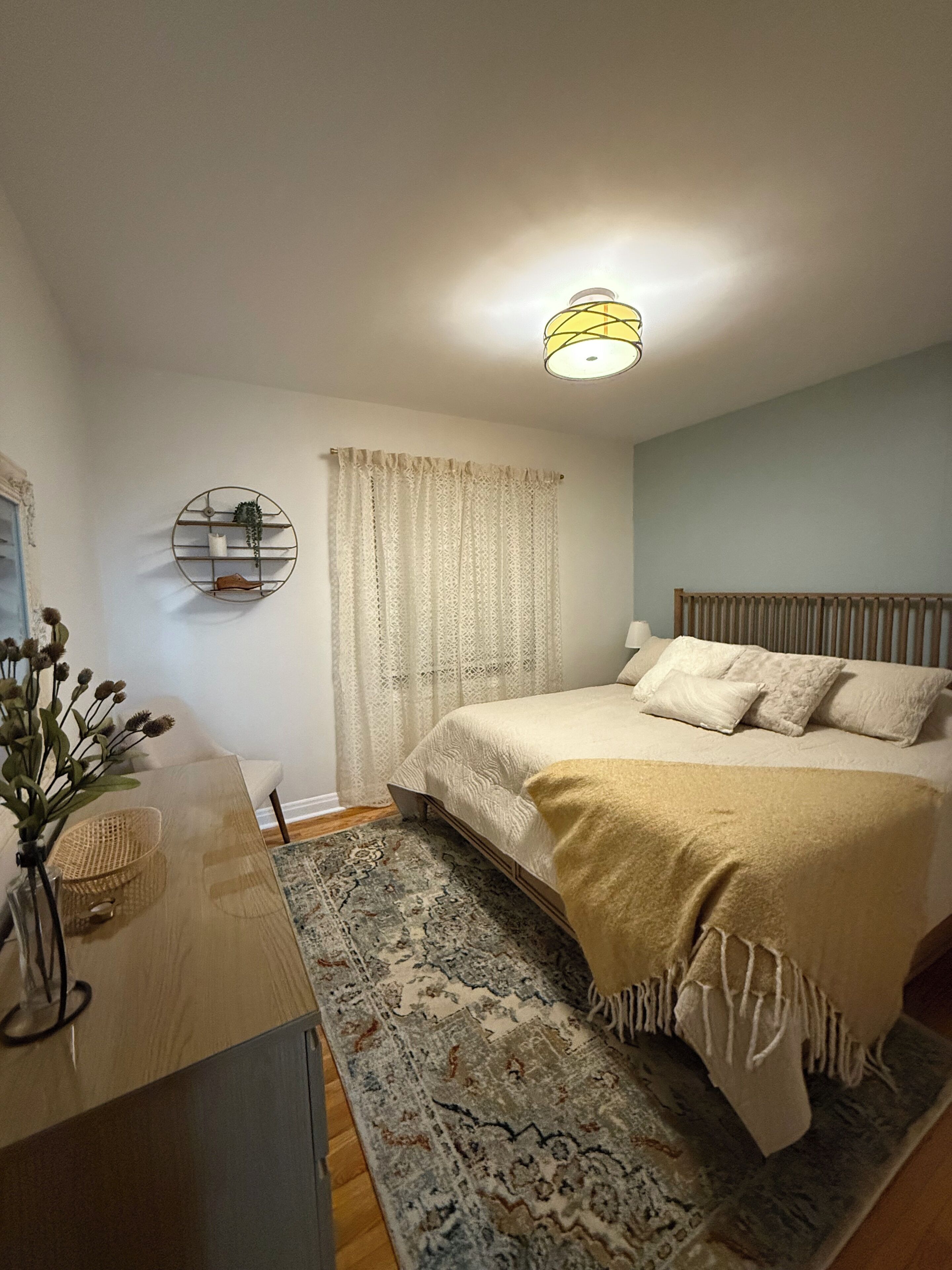 4 bedrooms, iron/ironing board, WiFi, bed sheets