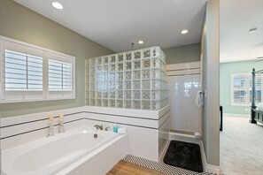 Hair dryer, towels, soap, toilet paper - Sleeps 12, en-suite in EVERY room, private pool, and ping pong! (Port Aransas)