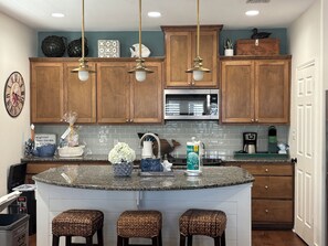 Microwave, oven, stovetop, dishwasher - Sleeps 12, en-suite in EVERY room, private pool, and ping pong! (Port Aransas)