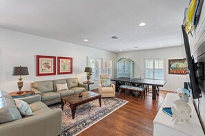 TV, fireplace - Sleeps 12, en-suite in EVERY room, private pool, and ping pong! (Port Aransas)
