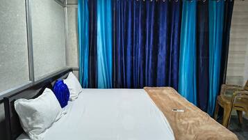 Double or Twin Room | Desk