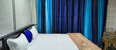 Double or Twin Room | Desk