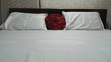 Doppel- oder Zweibettzimmer | Schreibtisch