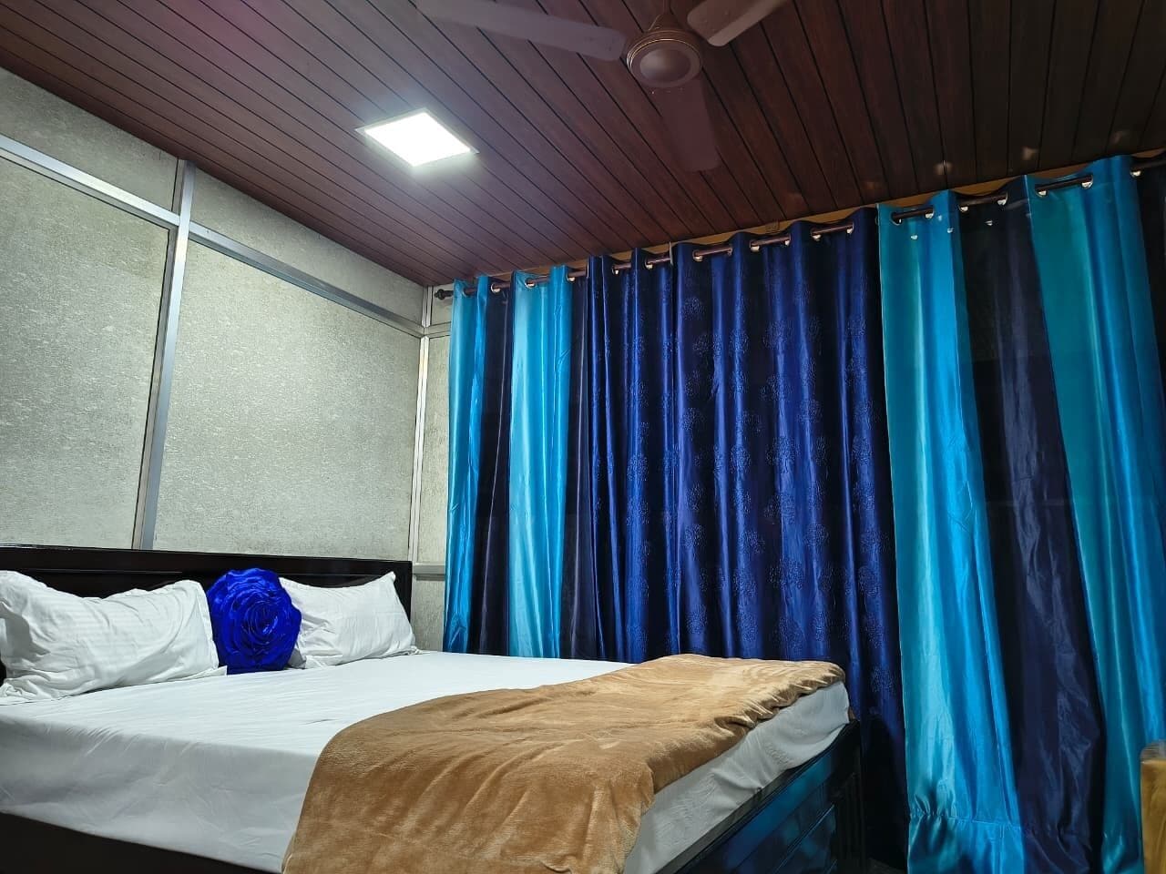 Habitación con 1 cama matrimonial o 2 individuales | Escritorio 