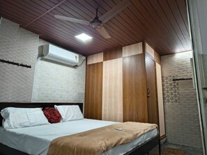 Double or Twin Room | Desk