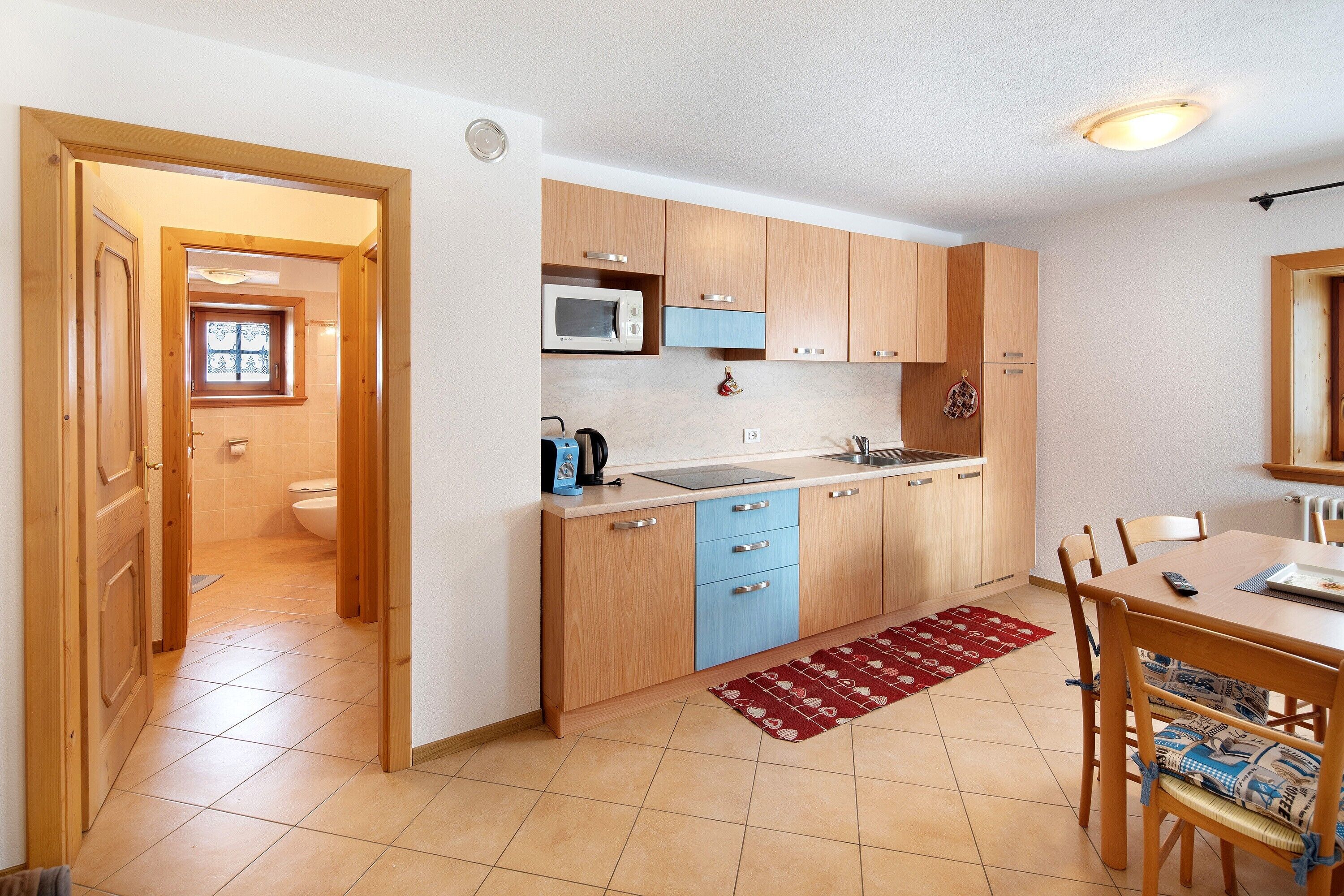 Kjøleskap, mikrobølgeovn, kokeplater og oppvaskmaskin