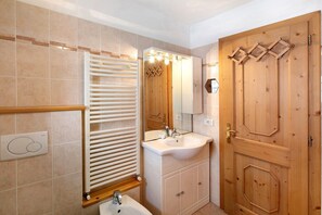 Dusj, hårføner og håndklær