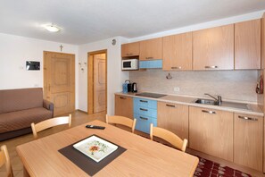 Kylskåp, mikrovågsugn, spishäll och diskmaskin
