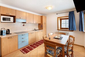 Een koelkast, een microgolfoven, een kookplaat, een vaatwasser