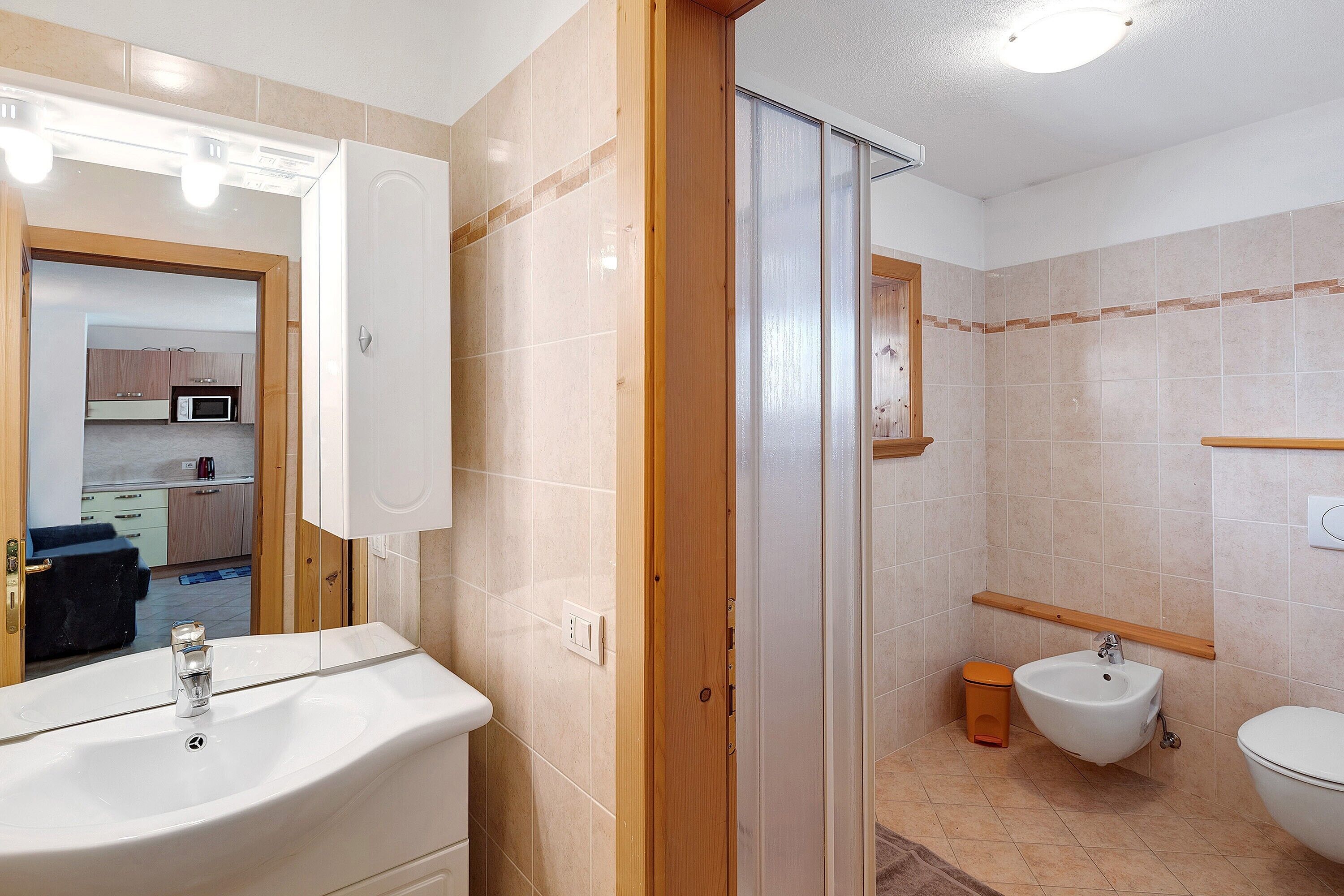 Regadera, secadora de cabello, toallas, papel de baño 