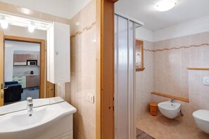 Een douche, een haardroger, handdoeken, toiletpapier
