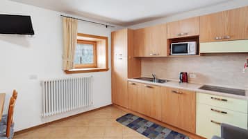 Køleskab, mikrobølgeovn, kogeplade, opvaskemaskine