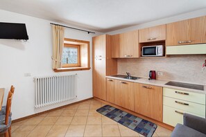 Køleskab, mikrobølgeovn, kogeplade, opvaskemaskine