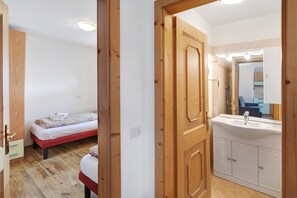 Regadera, secadora de cabello, toallas, papel de baño 