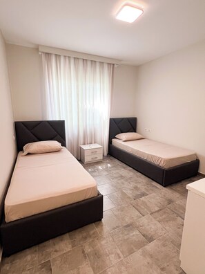 2 slaapkamers, een strijkplank/strijkijzer, internet, beddengoed