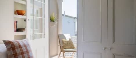 3 habitaciones, escritorio, tabla de planchar con plancha y wifi gratis