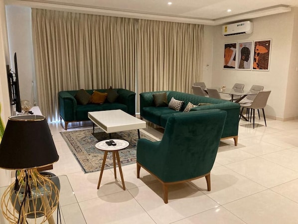 Luxe appartement, balkon | Woonruimte