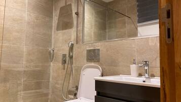 Een douche, gratis toiletartikelen, handdoeken, zeep