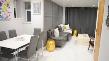 House, 5 Bedrooms, Smoking | Living room