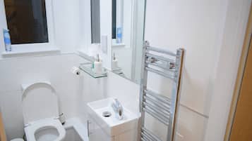 House, 5 Bedrooms, Smoking | Bathroom