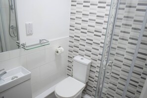 House, 5 Bedrooms, Smoking | Bathroom - Charming 5 Bedroom Home in High Wycombe Perfect for Families (High Wycombe)