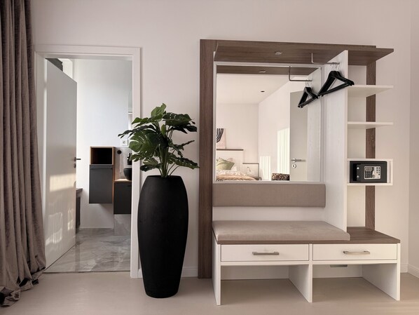 1 bedroom, in-room safe, desk, free WiFi - Salt & Smoky · Deluxe Boutique Room in Lüneburg’s Old Town (Lüneburg)