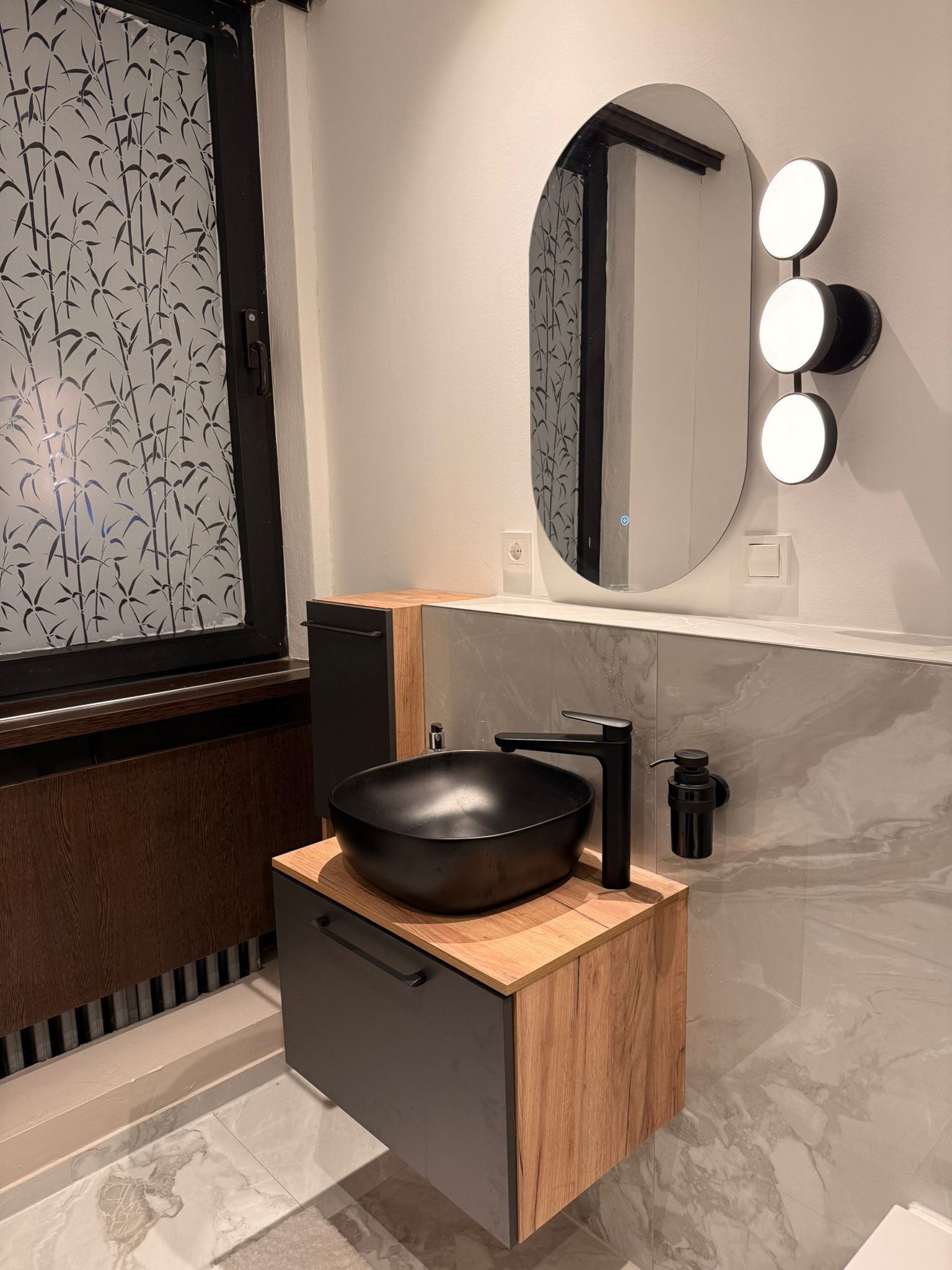 Regadera, secadora de cabello, toallas, jabón 