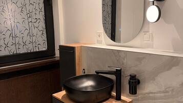 Regadera, secadora de cabello, toallas, jabón