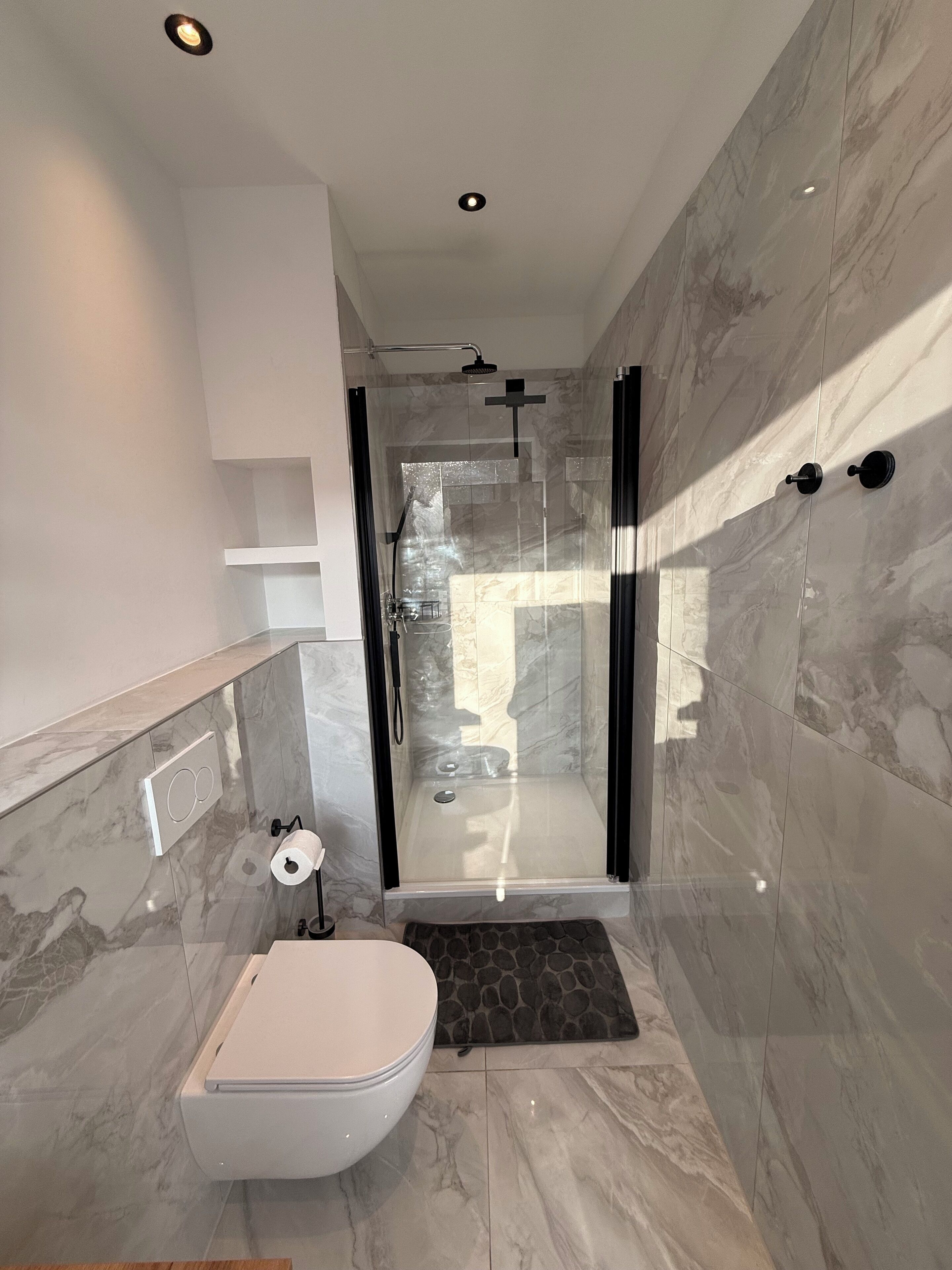 Suihku, hiustenkuivaaja, pyyhkeet, saippua