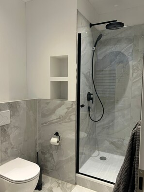 Shower, hair dryer, towels, soap - Salt & Smoky - Boutique Rooms (Lüneburg)