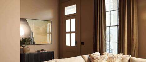 智能电视、书、办公室