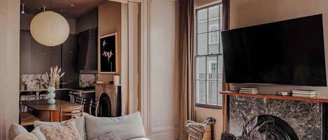 テレビ、書庫、書斎 / ワークスペース