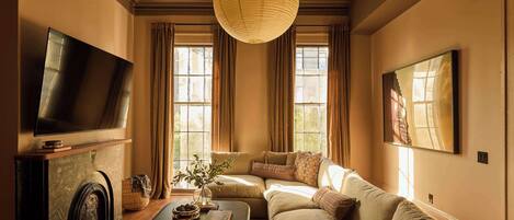 电视、书、办公室