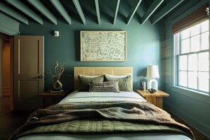 5 bedrooms, desk, iron/ironing board, travel crib