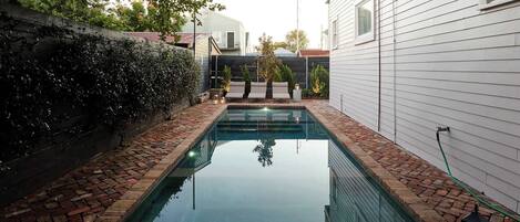 Una piscina al aire libre, una piscina climatizada